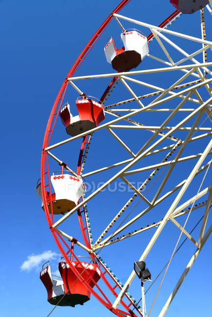 Red and white ferris wheel — Stock Photo