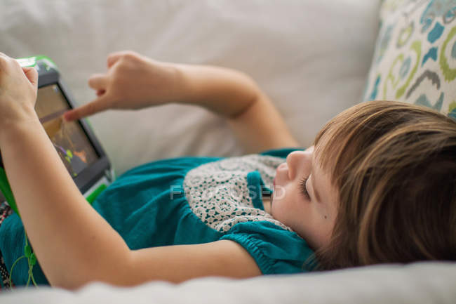Дівчинка, граючи з цифровий планшетний — стокове фото