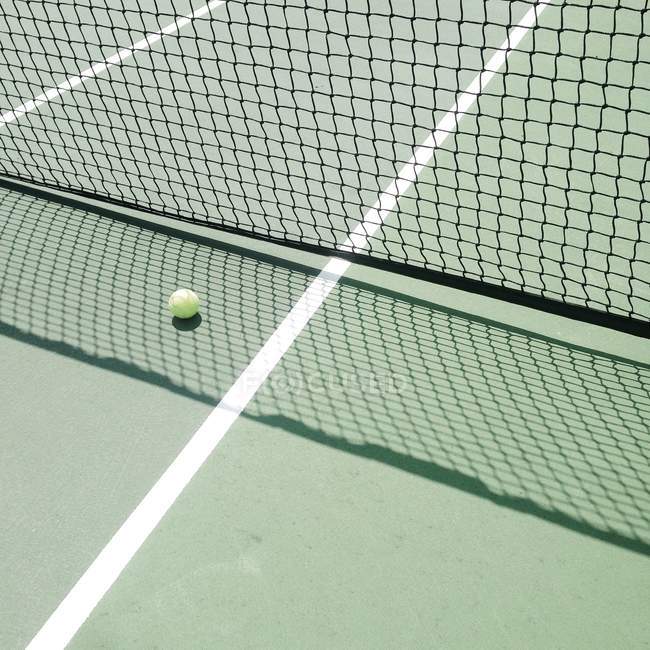 Pelota de tenis en pista de tenis - foto de stock
