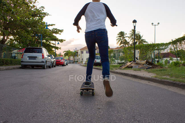 Girl skateboarding in street — Stock Photo
