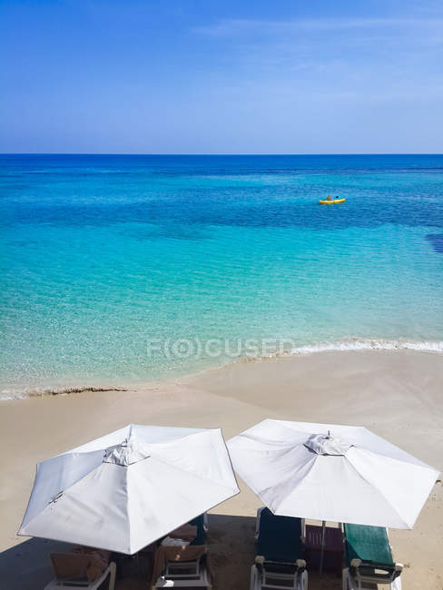 Umbrellas and sun loungers — Stock Photo