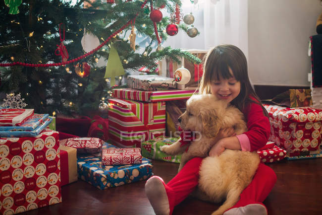 Mädchen umarmt Welpen Hund — Stockfoto