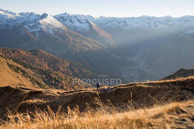 Жінка ходить по Альпах — стокове фото