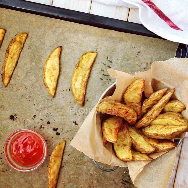 Würzig gebackene Kartoffelkeile — Stockfoto