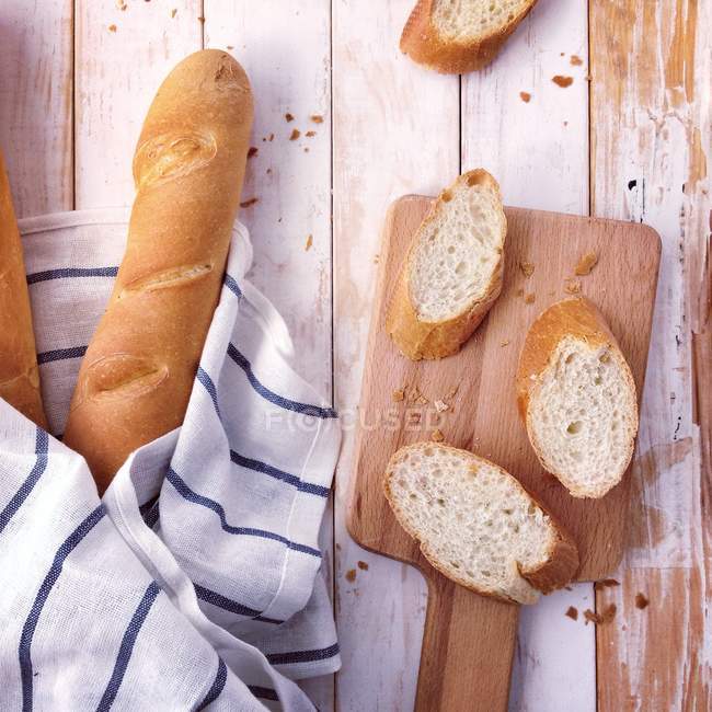 Pan francés rebanado - foto de stock