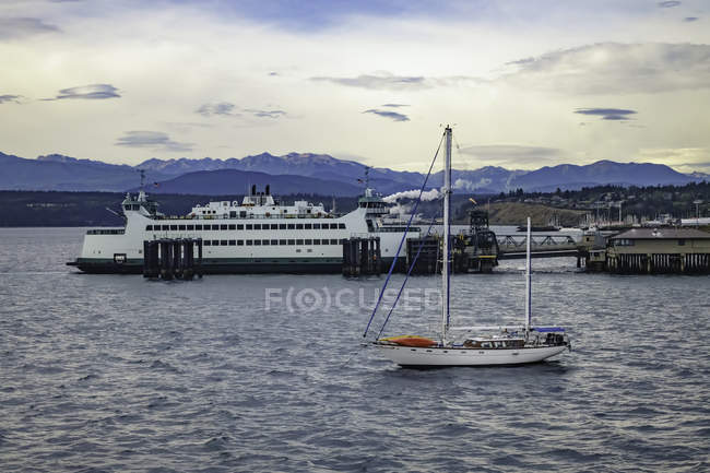 El ferry de la mañana llega al muelle en Port Townsend - foto de stock