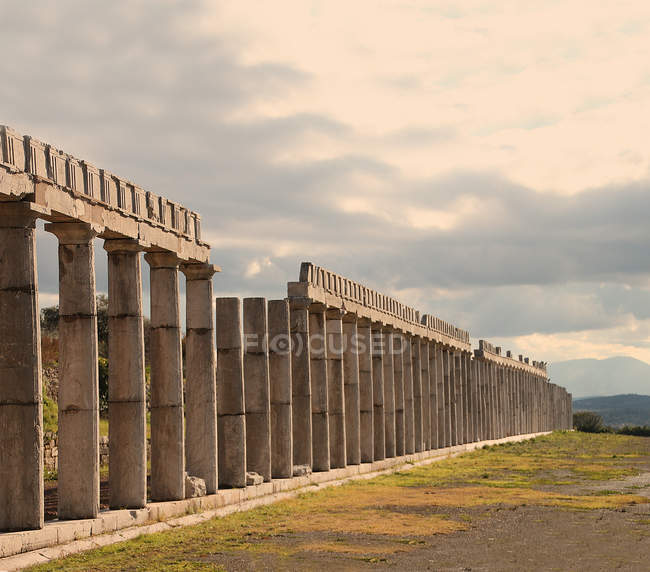 Antiguas columnas de ruinas antiguas - foto de stock
