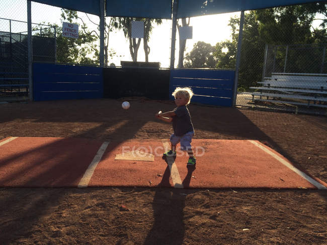 Мальчик играет в бейсбол в парке — стоковое фото