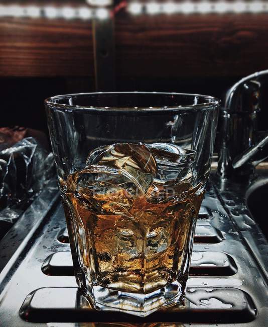Bicchiere di whisky con cubetti di ghiaccio — Foto stock
