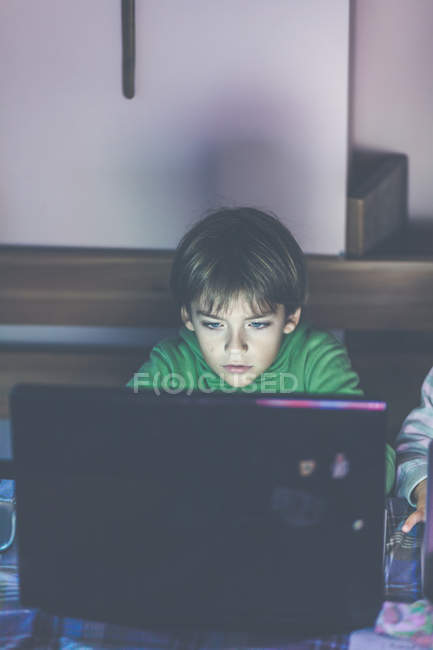 Хлопчик використовує ноутбук — стокове фото