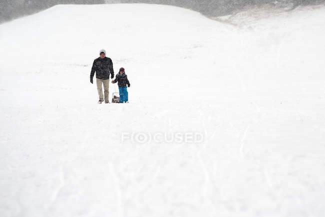 Vater und Sohn zu Fuß — Stockfoto