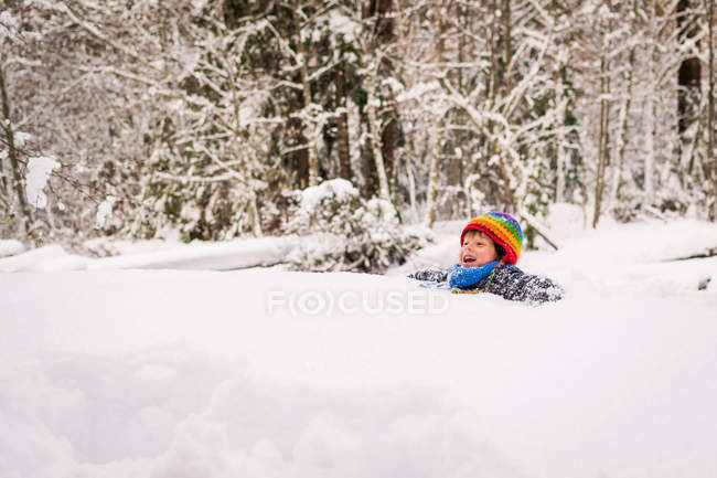 Счастливый мальчик застрял в снегу — стоковое фото