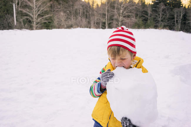 Menino comendo neve — Fotografia de Stock