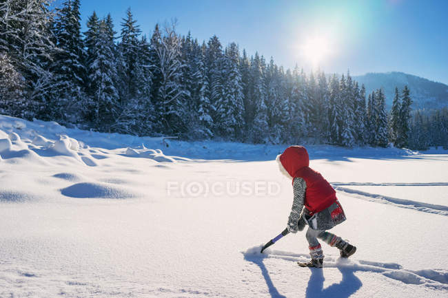 Mädchen schaufelt Schnee — Stockfoto