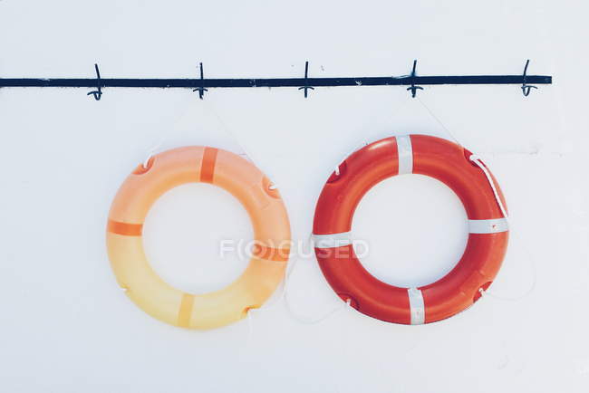 Две спасательные шлюпки, висящие на стене — стоковое фото