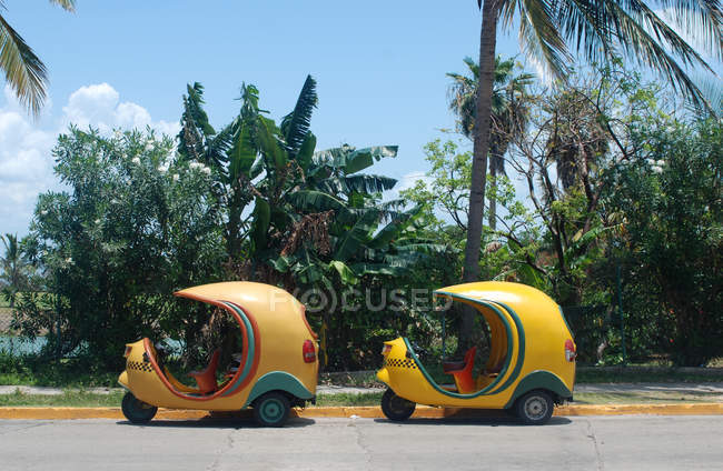 Coco taxi de pie en las calles de Varadero - foto de stock