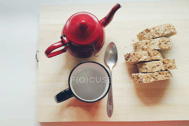 Brotscheiben und Teekanne — Stockfoto