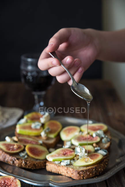 Girl preparing fig and cheese sandwiches — Stock Photo