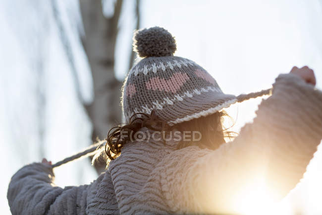 Menina puxando chapéu — Fotografia de Stock