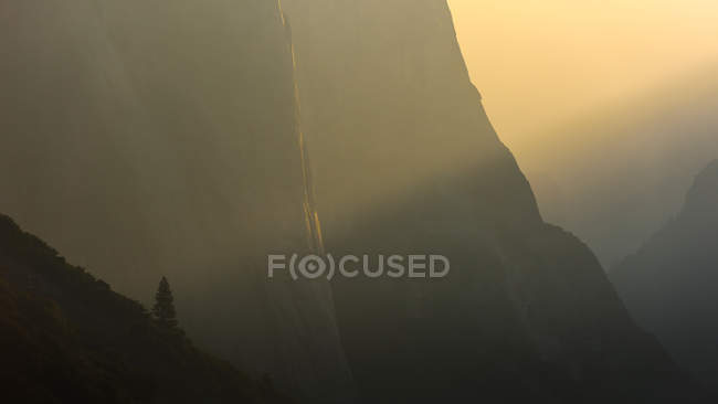 Luce del sole del mattino sulle montagne — Foto stock