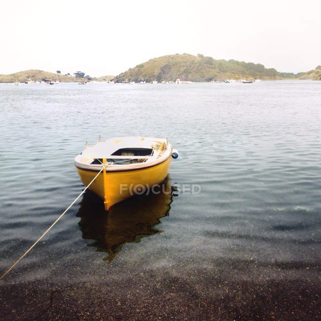 Barco ancorado em água calma — Fotografia de Stock