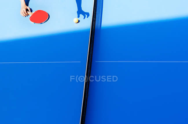 Main humaine sur table de tennis — Photo de stock