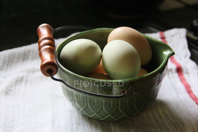 Ovos em tigela de cerâmica — Fotografia de Stock