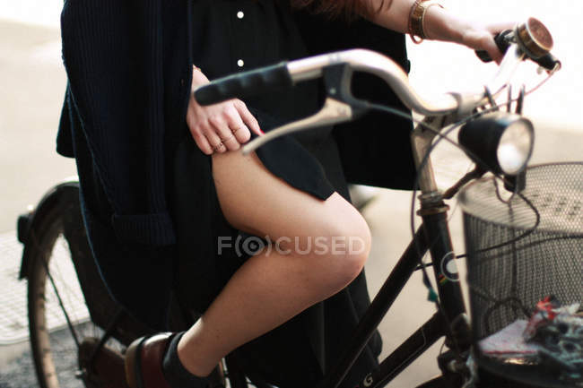 Stilvolle Frau auf dem Fahrrad — Stockfoto