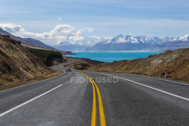 Carretera vacía sinuosa - foto de stock