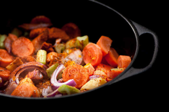 Рагу из овощей в горшочке — стоковое фото