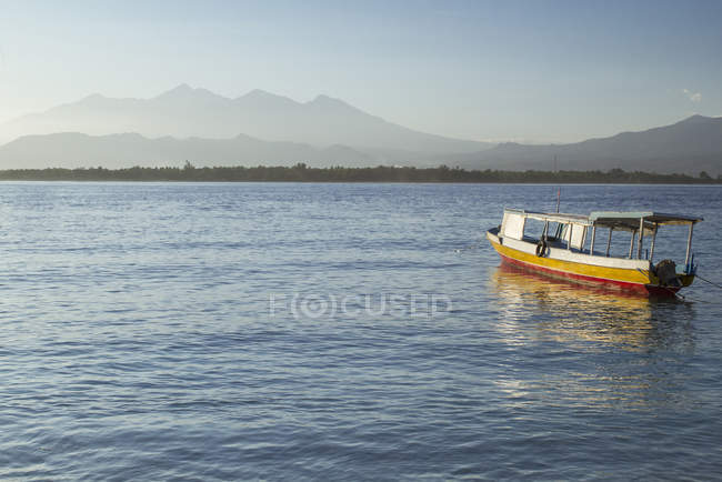 Barca a motore ormeggiata in mare — Foto stock