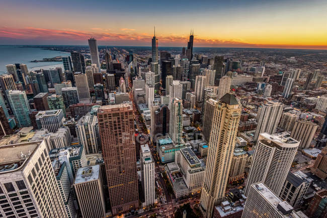 Erhöhter Blick auf Wolkenkratzer in der Innenstadt — Stockfoto