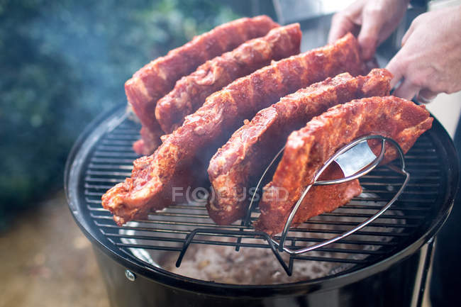 Man grilling ribs — Stock Photo