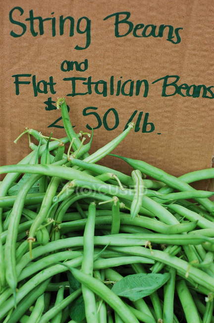 Runner beans with price tag — Stock Photo