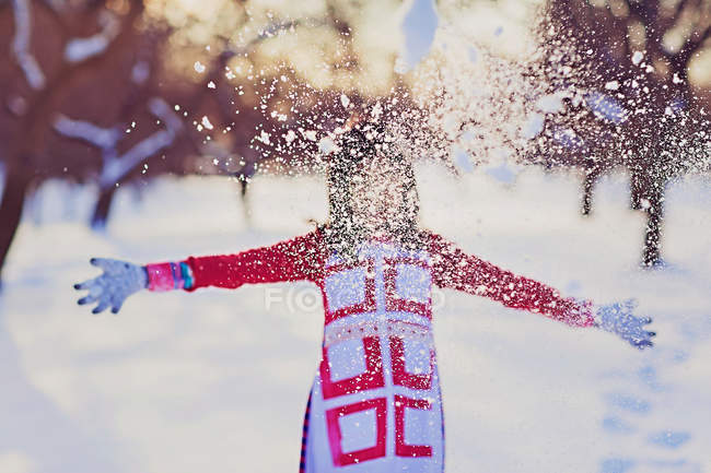 Chica lanzando nieve - foto de stock