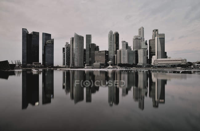 Geschäftsviertel von der Hafenpromenade der Marina Bay übernommen — Stockfoto