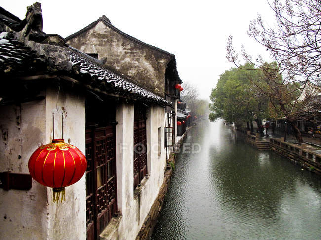 Vecchio villaggio e canale — Foto stock