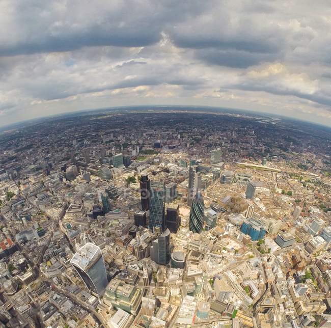 Вид с воздуха на город с небоскребами — стоковое фото
