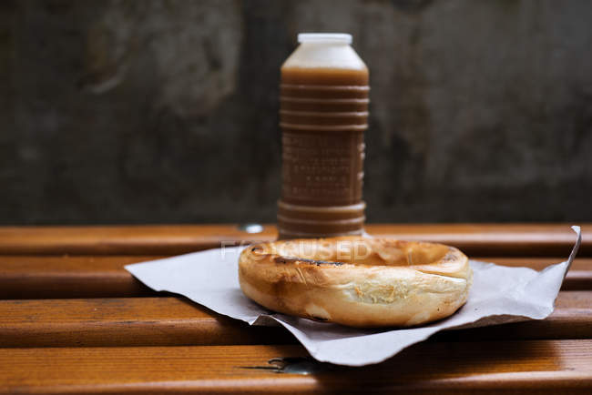 Boza et bagel sur la table — Photo de stock