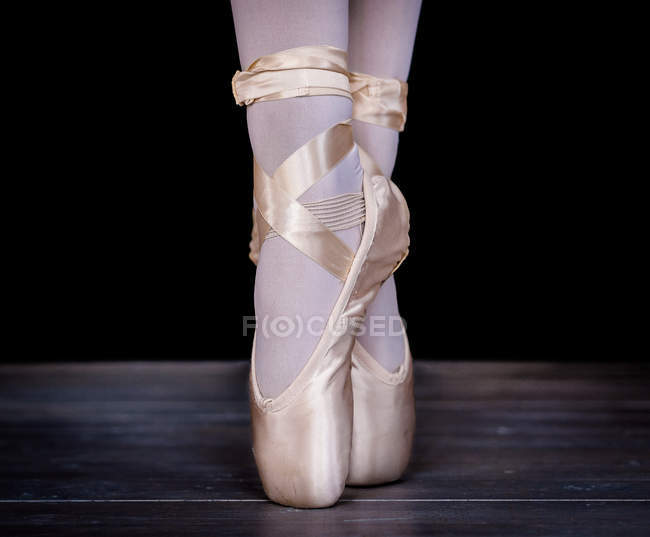 Feet of ballerina standing on tiptoes — Stock Photo
