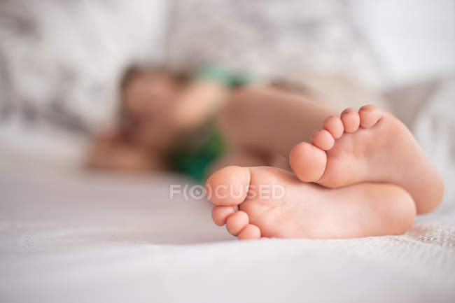Ragazza dormire a letto — Foto stock