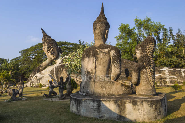 Statues bouddhistes religieuses dans le parc du Bouddha — Photo de stock
