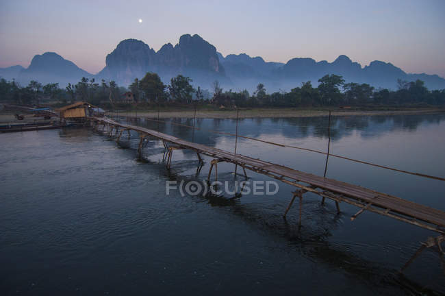 Бамбуковый мост на реке Меконг — стоковое фото