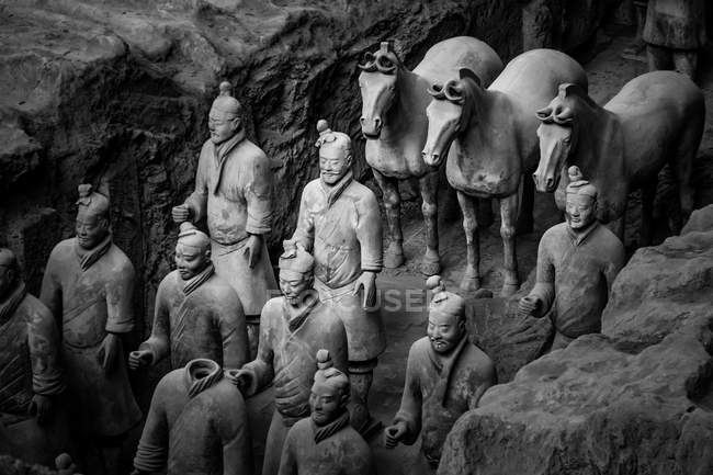 Terracota Soldados e cavalos no local da escavação — Fotografia de Stock