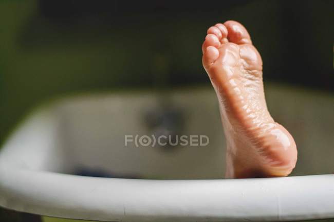 Fuß ragt aus Badewanne — Stockfoto