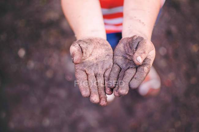 Ragazzo mostrando mani sporche — Foto stock