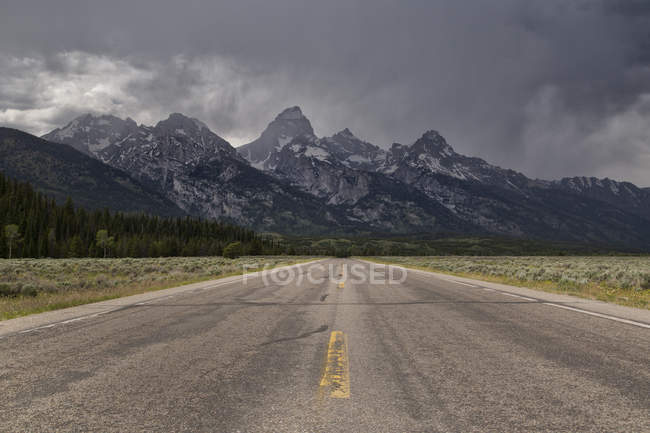 Route vide vers les montagnes — Photo de stock