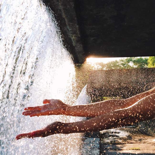 Mãos debaixo de água corrente — Fotografia de Stock
