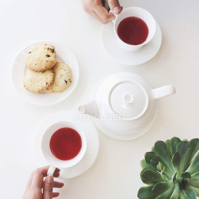 Biscoitos e xícaras de chá — Fotografia de Stock