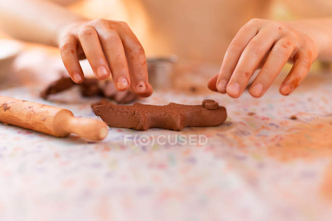 Ребенок делает фигурку из глины — стоковое фото